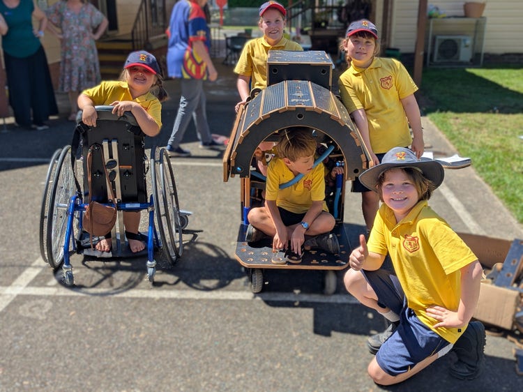 A photo of students building with open-ended resources.